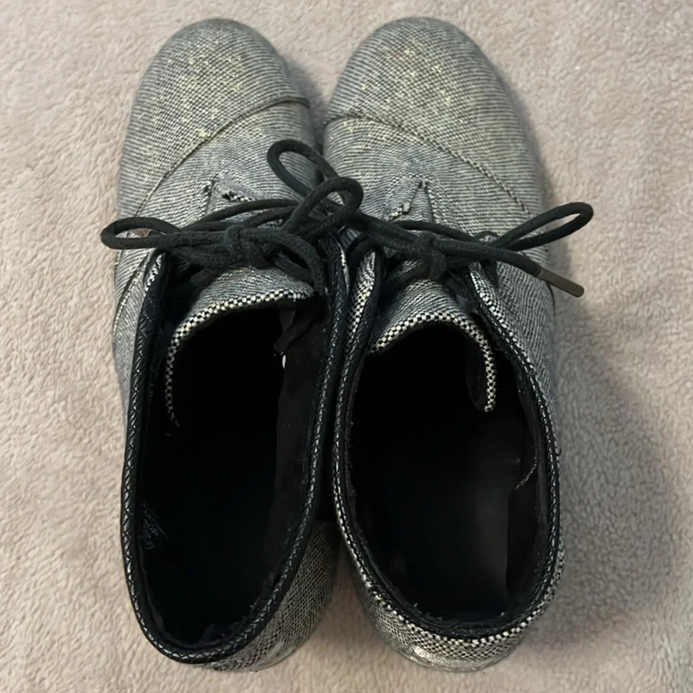 TOMS Desert Wedge Shoes – Women’s Size 8.5 – Black & Gold Metallic Linen